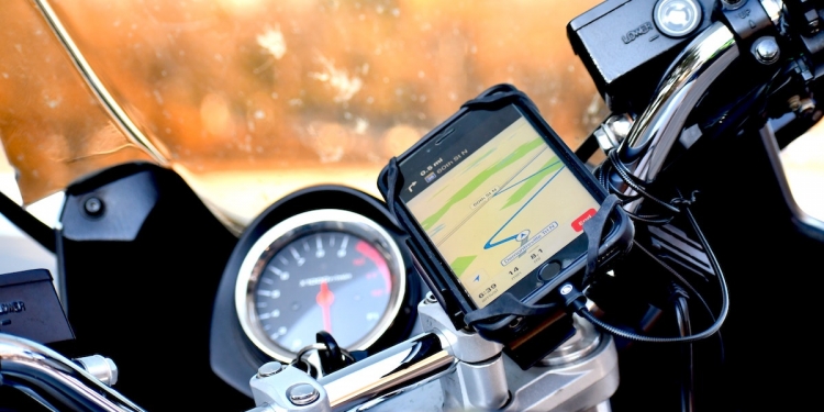 将iPhone安装在摩托上 或造成摄像镜头部件损坏