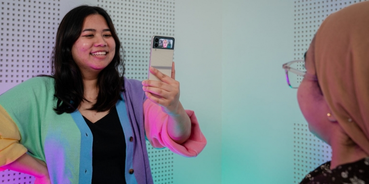 灵活实用又便携!Galaxy Z Flip3 5G超适合频内容创作者