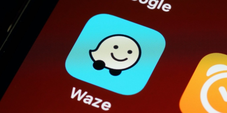 提供更好使用体验！ Waze测试深色模式