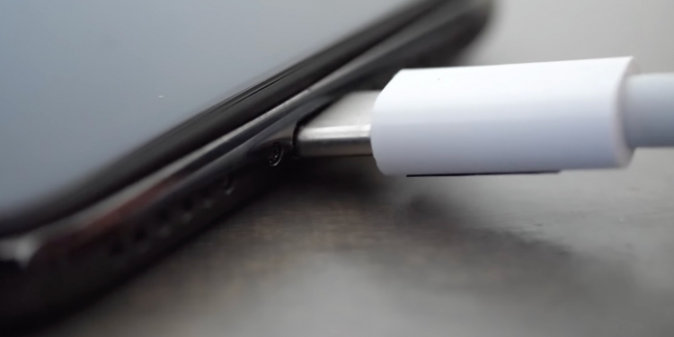 想要USB-C接口的iPhone?现在教你如何改装