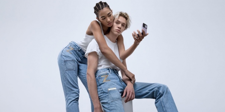 Galaxy Z Flip 3专属！三星与Dr Denim合作推限量牛仔裤