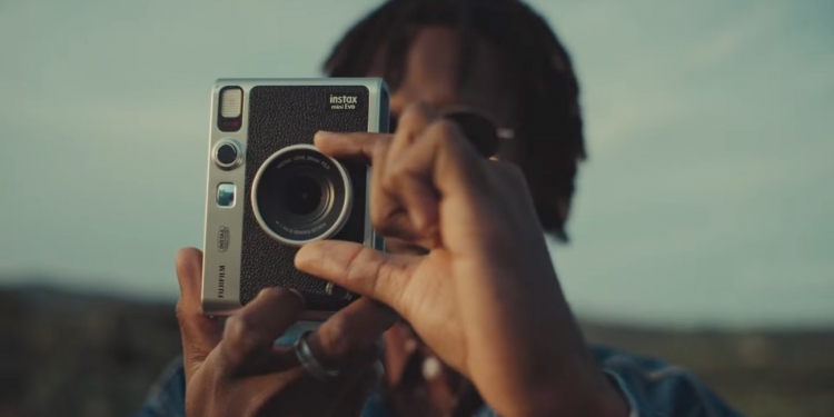 Instax Mini Evo复古造型吸睛!Fujifilm新相机花样“百”出