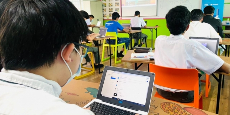 杨忠礼基金会与高通合作 赠50台笔电予两所中学