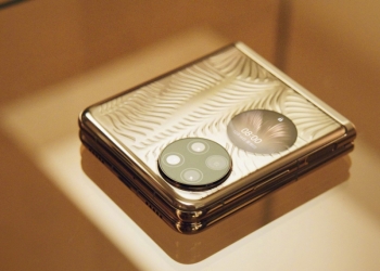 圆形副屏超吸睛！华为P50 Pocket在《时尚芭莎》杂志亮相