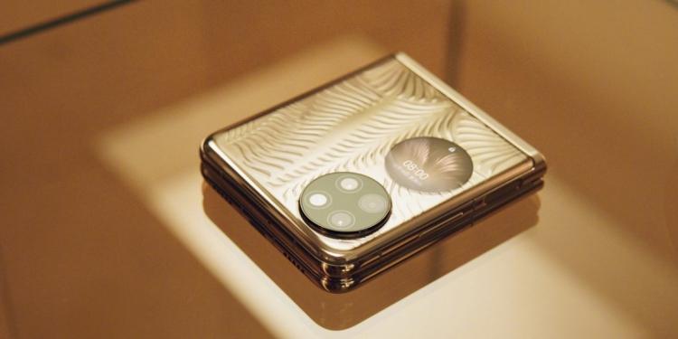 圆形副屏超吸睛！华为P50 Pocket在《时尚芭莎》杂志亮相