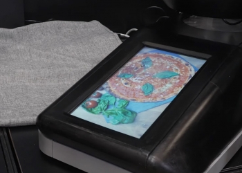 舔屏幕可尝食物味道 日本教授开发“品尝电视”