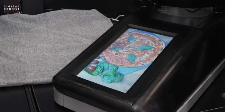 舔屏幕可尝食物味道 日本教授开发“品尝电视”