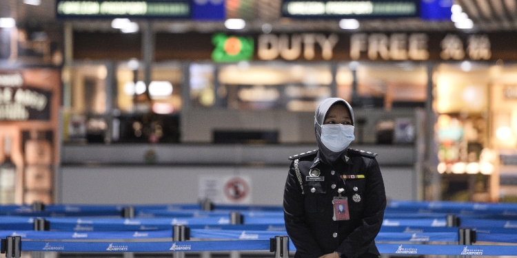 确诊康复者且已接种 凯里:今起入境无需隔离