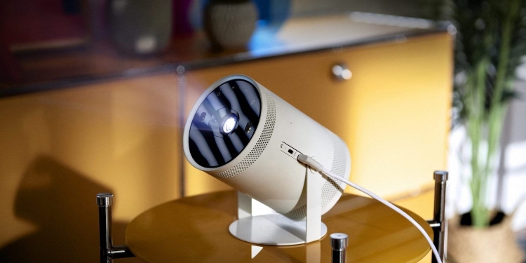 可180度旋转！ Samsung Freestyle便携投影机吸睛