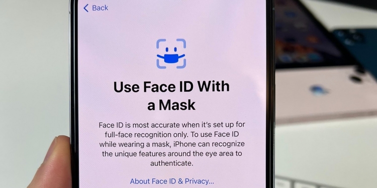 仅限iPhone 12以上！升级iOS 15.4后戴口罩也可解锁FaceID