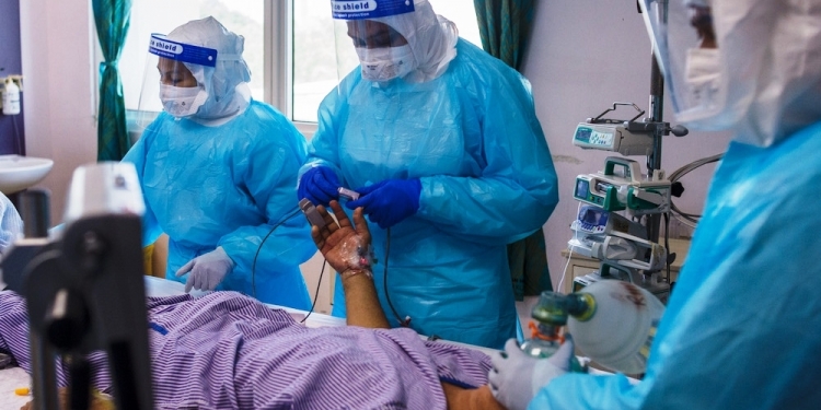 没接种疫苗者染疫死亡风险 比完成加强针者高62倍!