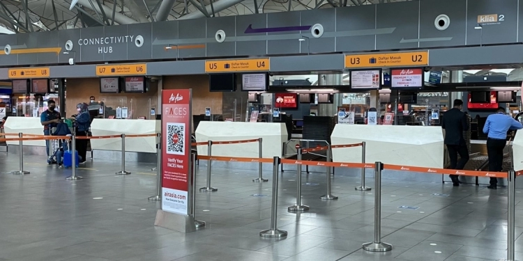 亚航401日起 逐步取消大部分登机柜台服务