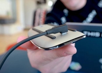 想边充电边使用Magic Mouse！YouTuber制神器“翻车”