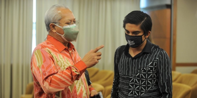 为何不给笔电而是发平板电脑？听听部长安努亚怎么说