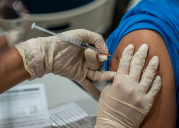 让高风险长者自愿接种次剂加强针！欲出国但疫苗不受认也可补打