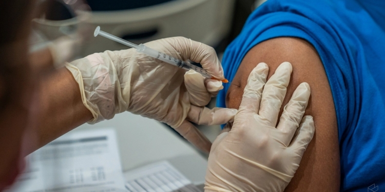 让高风险长者自愿接种次剂加强针！欲出国但疫苗不受认也可补打