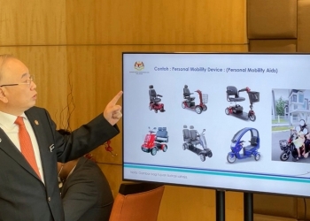 行动辅助工具禁上公路 魏家祥：可在人行道使用