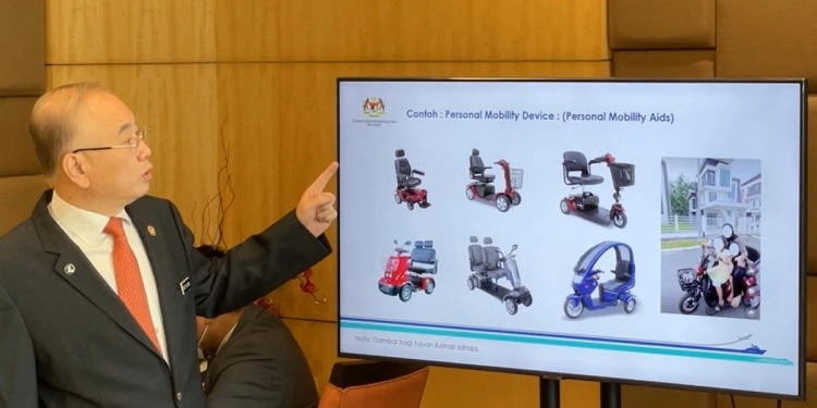 行动辅助工具禁上公路 魏家祥：可在人行道使用