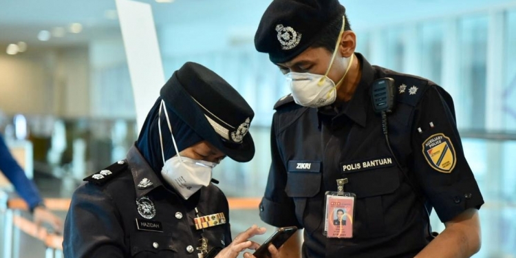 被警察要求检查手机？勿慌，律师教你这样应对！