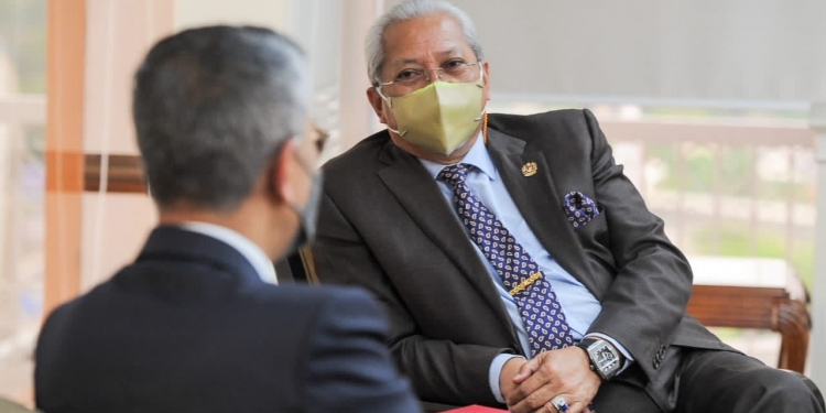 大马一家大专生器材计划延后派电脑！安努亚：因财政部指示重新招标