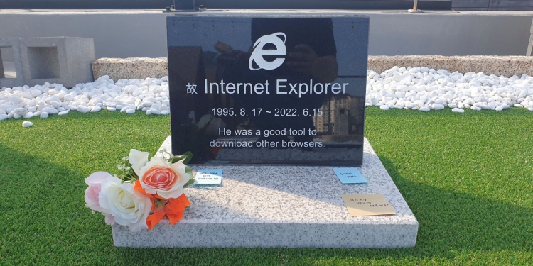 对它爱恨交织！韩国工程师花近RM1500为IE制作墓碑