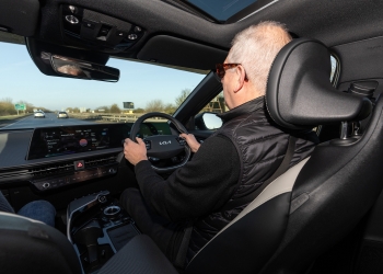 不仅调节驾驶情绪 研究：开电动车听这类歌曲最省油