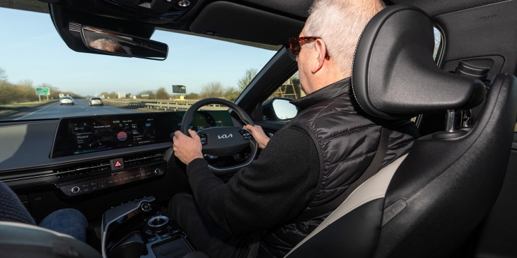 不仅调节驾驶情绪 研究：开电动车听这类歌曲最省油