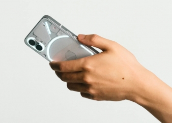 Nothing首款新机翻车？ 用户投诉Phone (1)屏幕发绿灯带脱落 