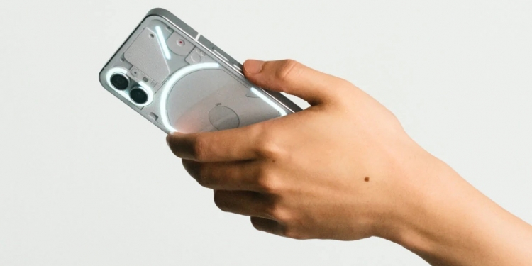 Nothing首款新机翻车？ 用户投诉Phone (1)屏幕发绿灯带脱落 