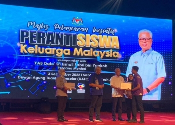 毕业后无需归还平板电脑！ 首相：延长可负担网络配套期限