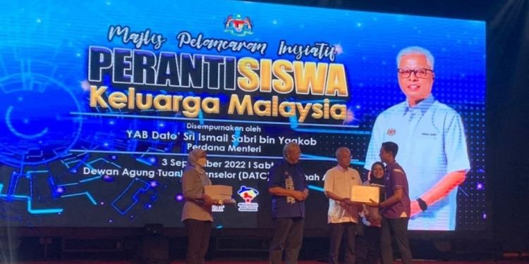 毕业后无需归还平板电脑！ 首相：延长可负担网络配套期限