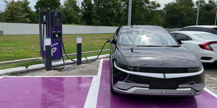 不叻士-丁宜泊车位有180kW直流快充器!每分钟收RM3