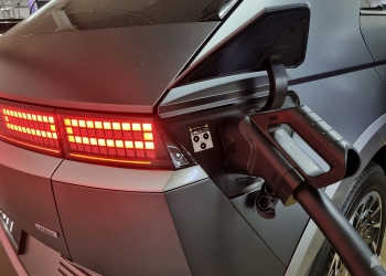 与Petronas合作 NanoMalaysia试跑太阳能电动车充电器