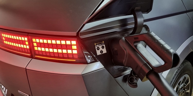 与Petronas合作 NanoMalaysia试跑太阳能电动车充电器