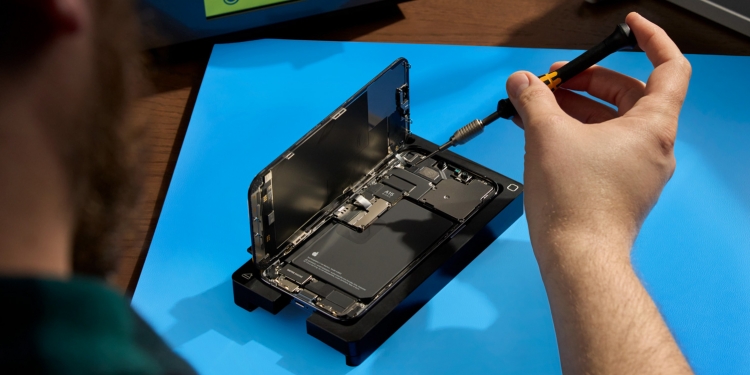 苹果首当其冲!欧盟达初步协议规定手机厂商采用可拆卸易换电池