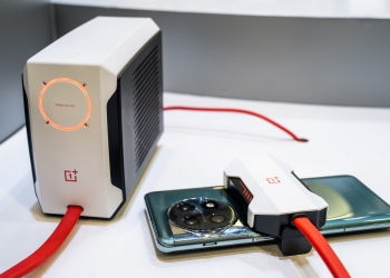 OnePlus 45W超大液冷散热器 可让手机快速降温 