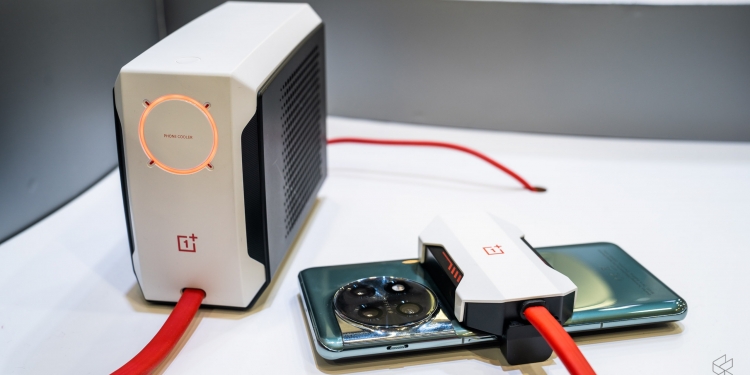 OnePlus 45W超大液冷散热器 可让手机快速降温 