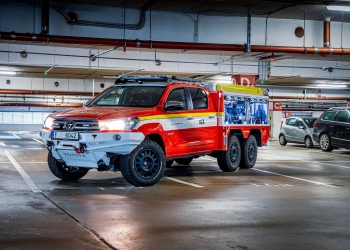 专门应对电动车起火事故！英国公司发明Toyota Hilux改装消防车