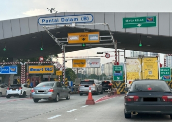 为开放系统做准备 新班底大道收费站安装读卡终端机