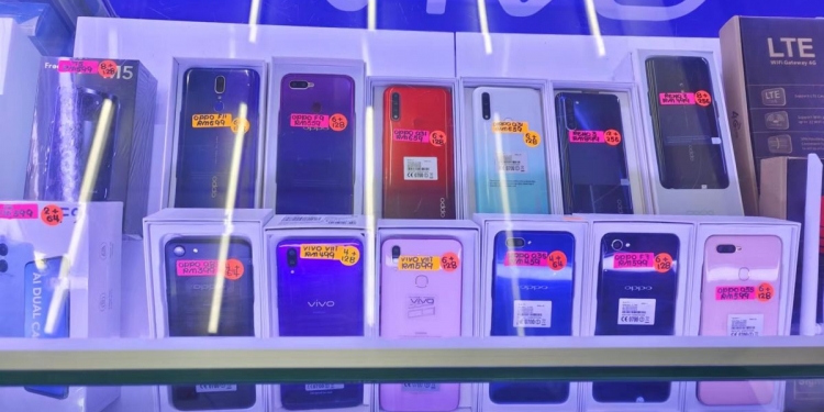 本地市场现山寨vivo手机 一招可辨真伪