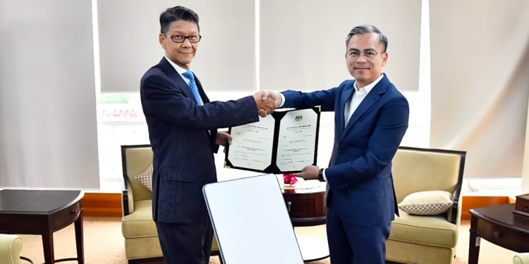 通讯部长亲自移交 Starlink已获网络设施或服务供应许可证