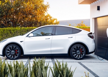 购大马Tesla Model Y 将获免费墙上充电座
