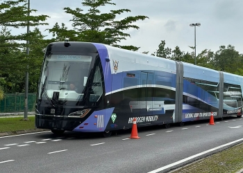 全球首辆氢动力智轨电车在古晋试跑！