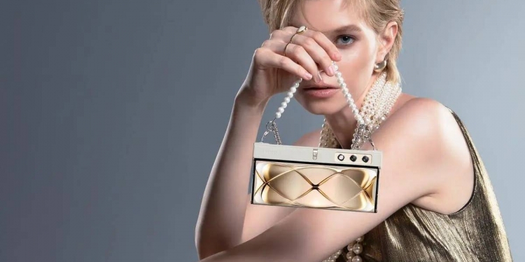 以手提包为灵感！Honor V Purse概念机成电子消费展亮点