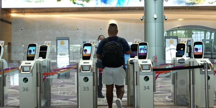 出入境无需出示护照  樟宜机场明年采用生物特征识别系统