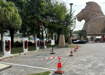 双威金字塔设特斯拉超级充电站