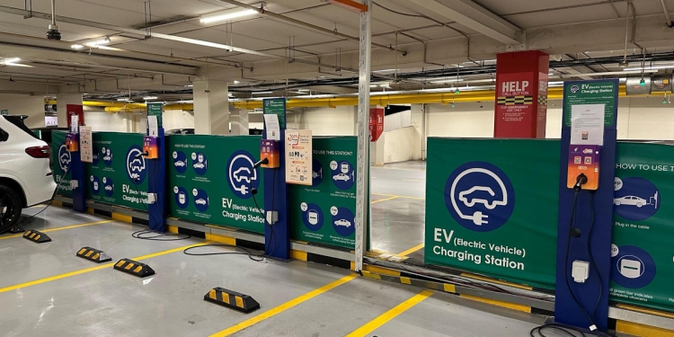 双威金字塔停车场给电动车充电 即起开始收费！