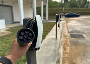 爱法摩沙名牌商城和双威BigBox 免费用特斯拉充电桩！