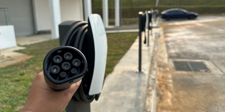 爱法摩沙名牌商城和双威BigBox 免费用特斯拉充电桩！