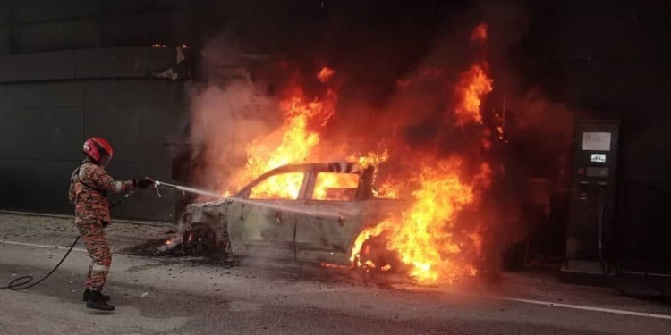 90%车身烧毁 Mercedes-Benz EQB充电中起火